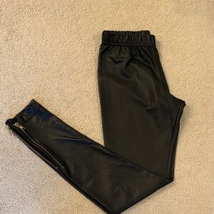 BLACK FAUX LEATHER LEGGINGS W/ ZIPPER DETAIL